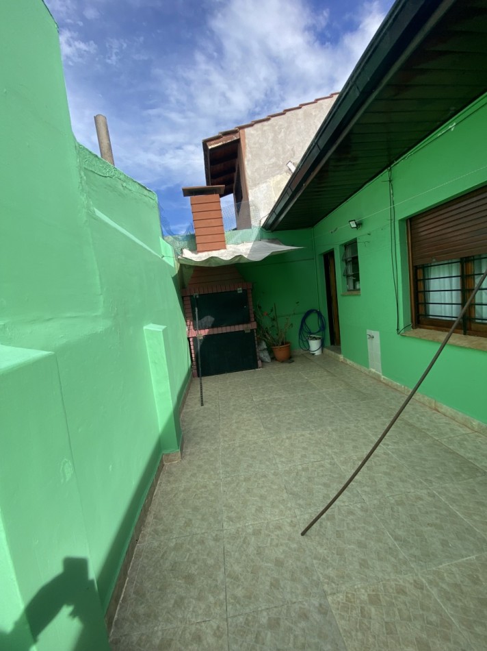 CHALET 3 AMB. CON GARAGE PARA DOS AUTOS Y PATIO 