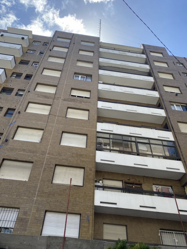TRES AMBIENTES A LA CALLE CON BALCON SALIENTE