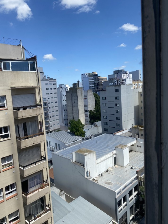 TRES AMBIENTES A LA CALLE CON BALCON SALIENTE