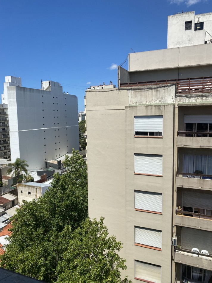 TRES AMBIENTES A LA CALLE CON BALCON SALIENTE