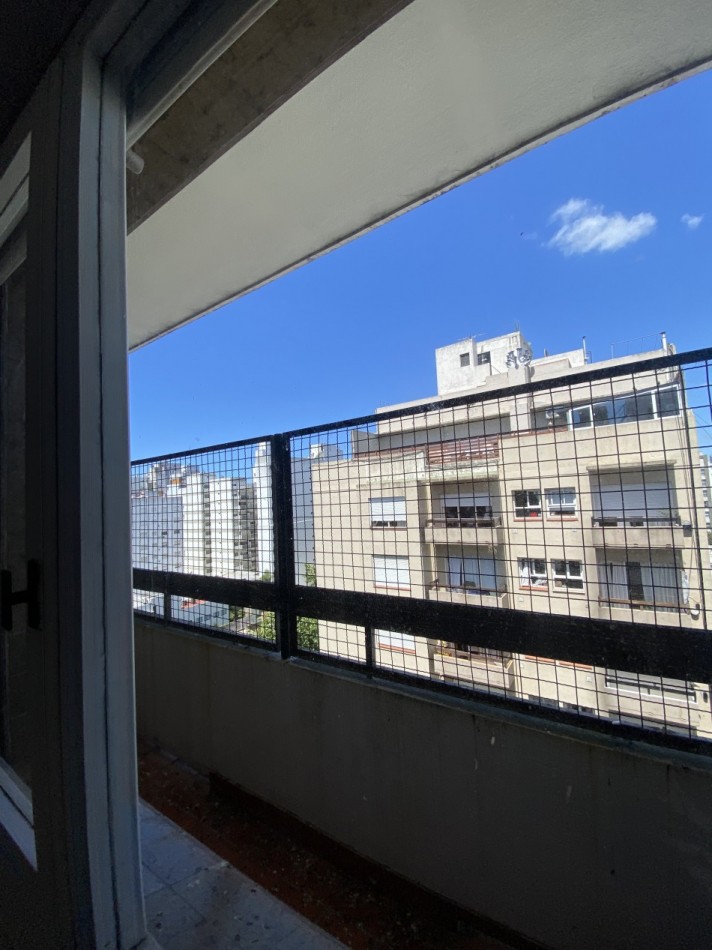 TRES AMBIENTES A LA CALLE CON BALCON SALIENTE