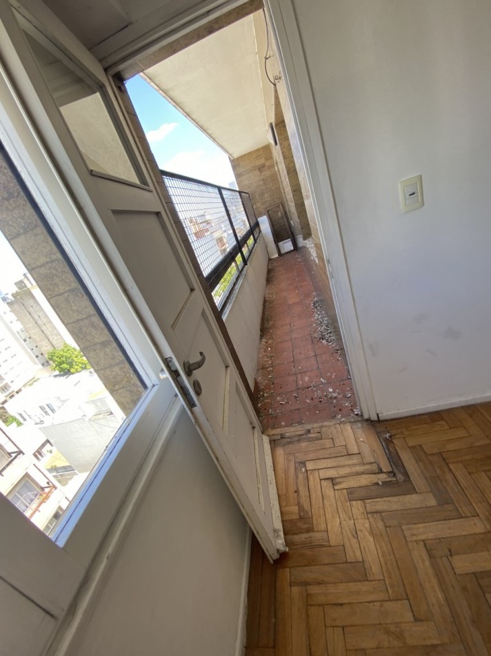TRES AMBIENTES A LA CALLE CON BALCON SALIENTE