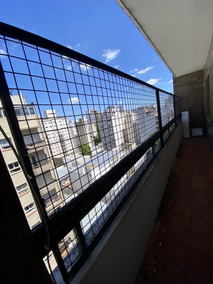 TRES AMBIENTES A LA CALLE CON BALCON SALIENTE