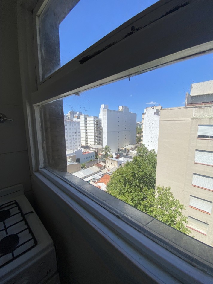 TRES AMBIENTES A LA CALLE CON BALCON SALIENTE