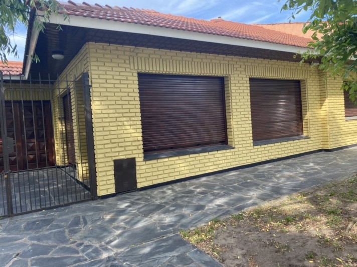 CHALET 3 AMB. CON GARAGE PARA DOS AUTOS Y PATIO 