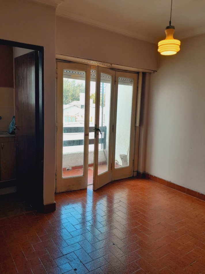 Depto 2 amb con balcon al contrafrente. Microcentro