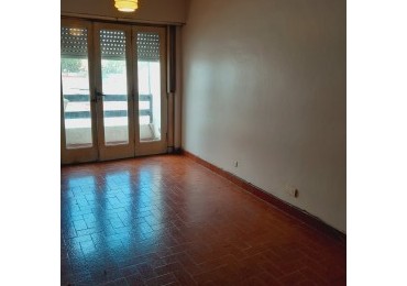Depto 2 amb con balcon al contrafrente. Microcentro