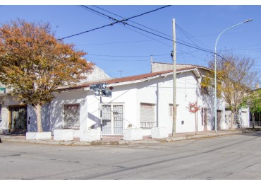 VENTA en ESQUINA CASA + LOCAL + DEPARTAMENTO con COCHERA 
