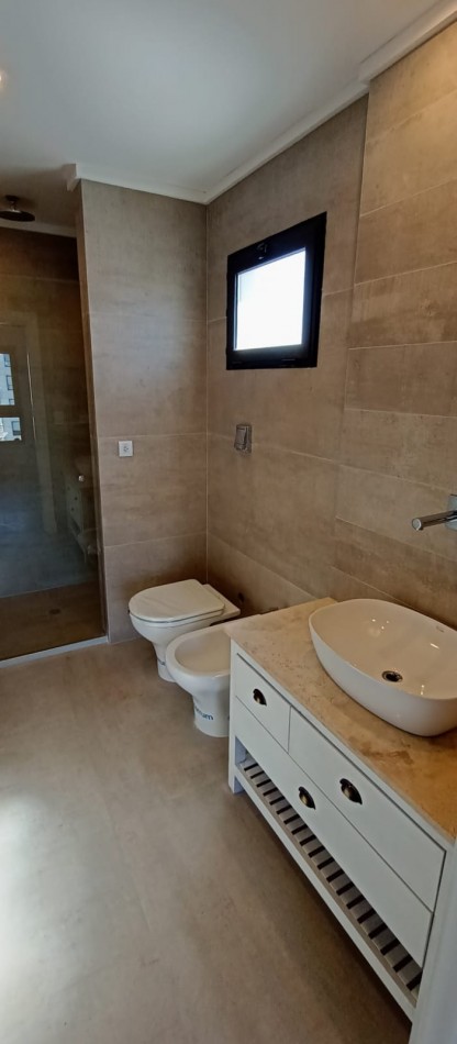 Piso de categoria a estrenar de 4 ambientes ( el principal en suite con vestidor) cochera y terraza propia. Z/Guemes