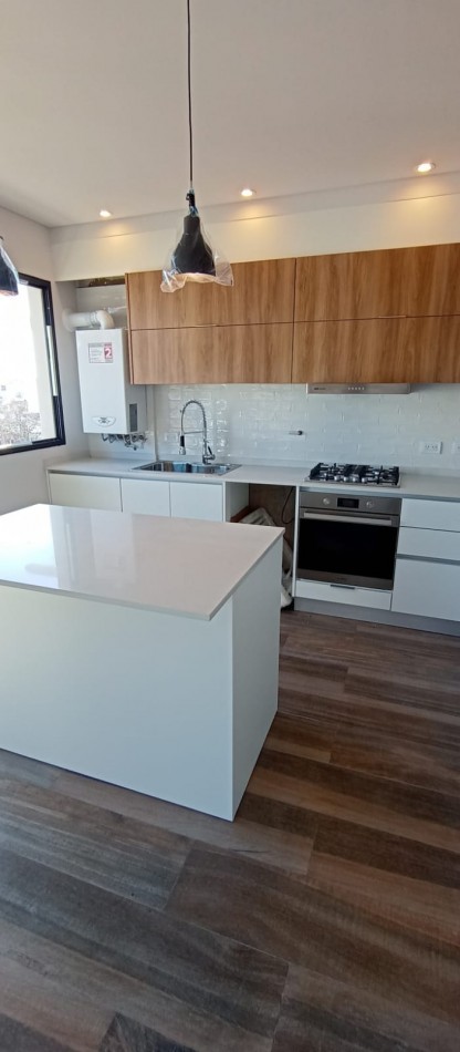 Piso de categoria a estrenar de 4 ambientes ( el principal en suite con vestidor) cochera y terraza propia. Z/Guemes