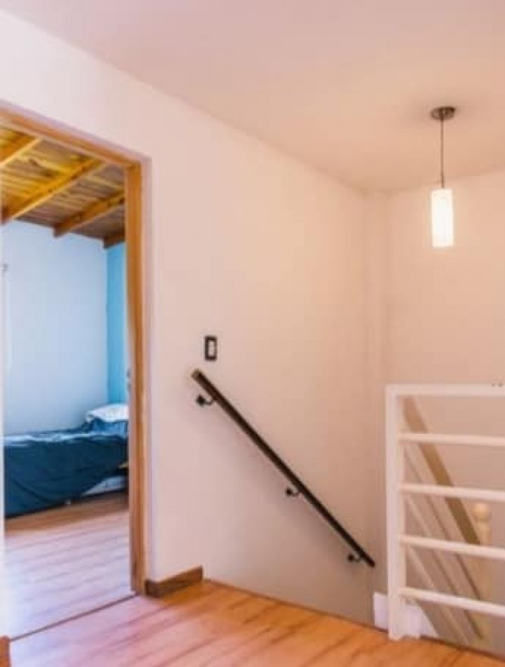 Duplex de 5 ambientes, 3 baños cochera, quincho semi cubierto, parque y garage. Z/Constitucion