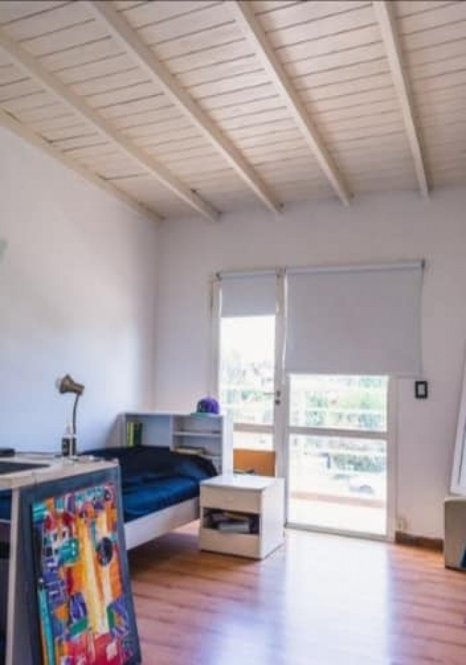 Duplex de 5 ambientes, 3 baños cochera, quincho semi cubierto, parque y garage. Z/Constitucion