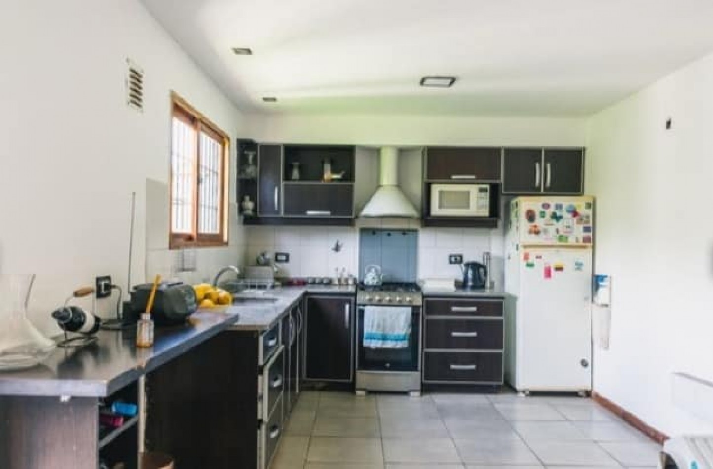 Duplex de 5 ambientes, 3 baños cochera, quincho semi cubierto, parque y garage. Z/Constitucion