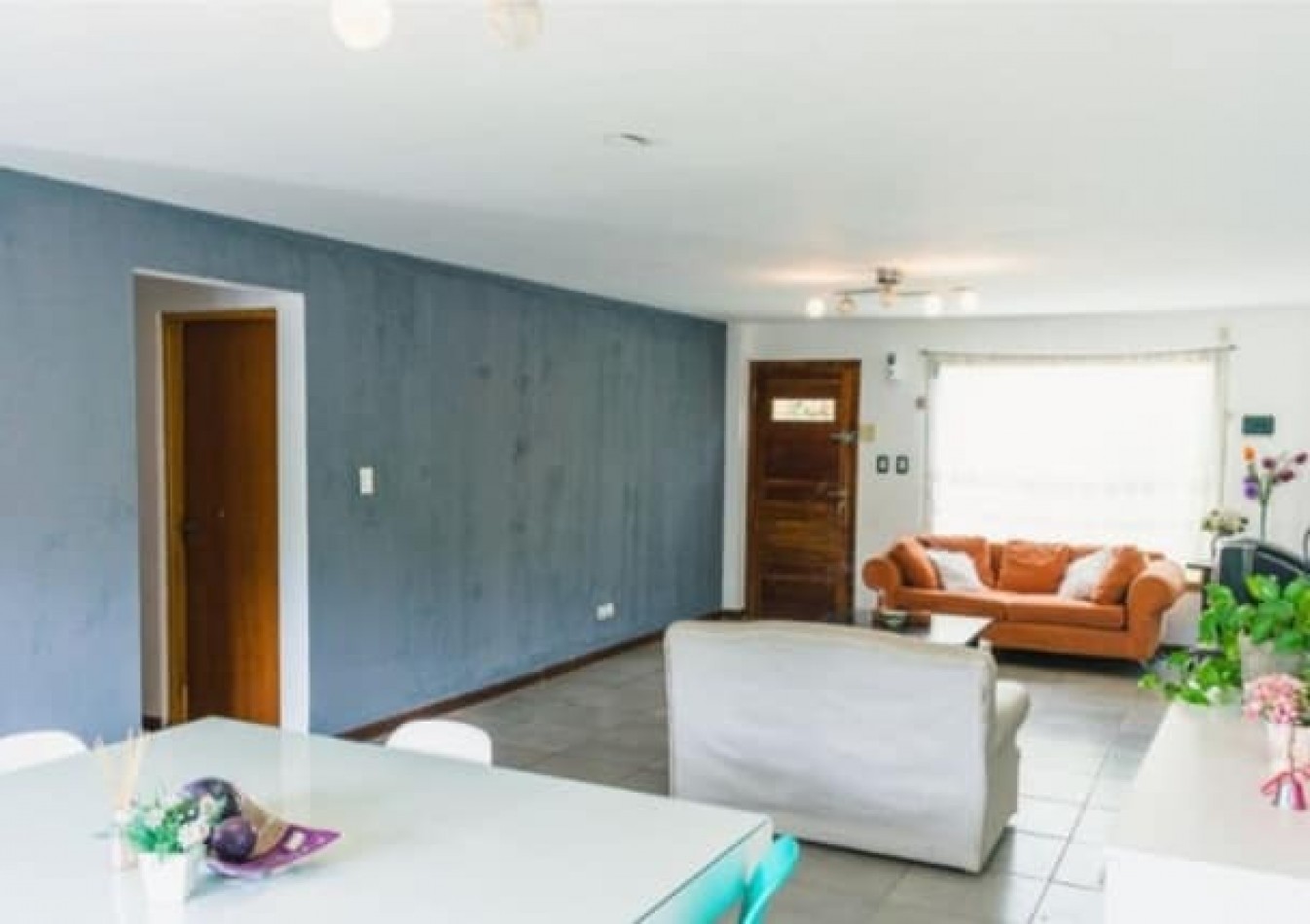 Duplex de 5 ambientes, 3 baños cochera, quincho semi cubierto, parque y garage. Z/Constitucion