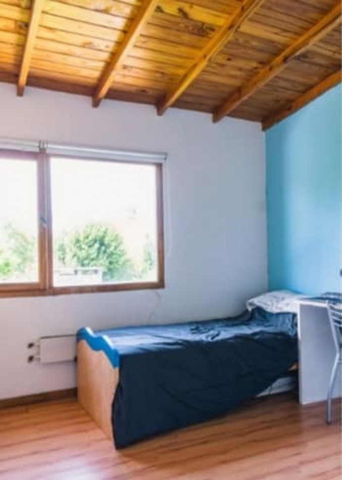 Duplex de 5 ambientes, 3 baños cochera, quincho semi cubierto, parque y garage. Z/Constitucion