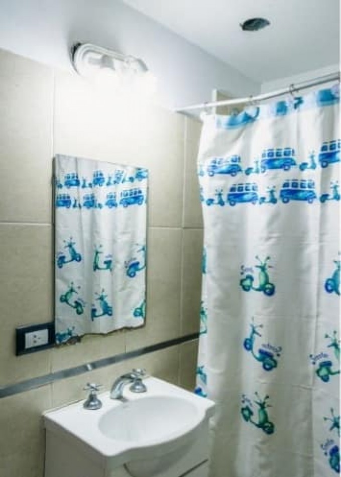 Duplex de 5 ambientes, 3 baños cochera, quincho semi cubierto, parque y garage. Z/Constitucion