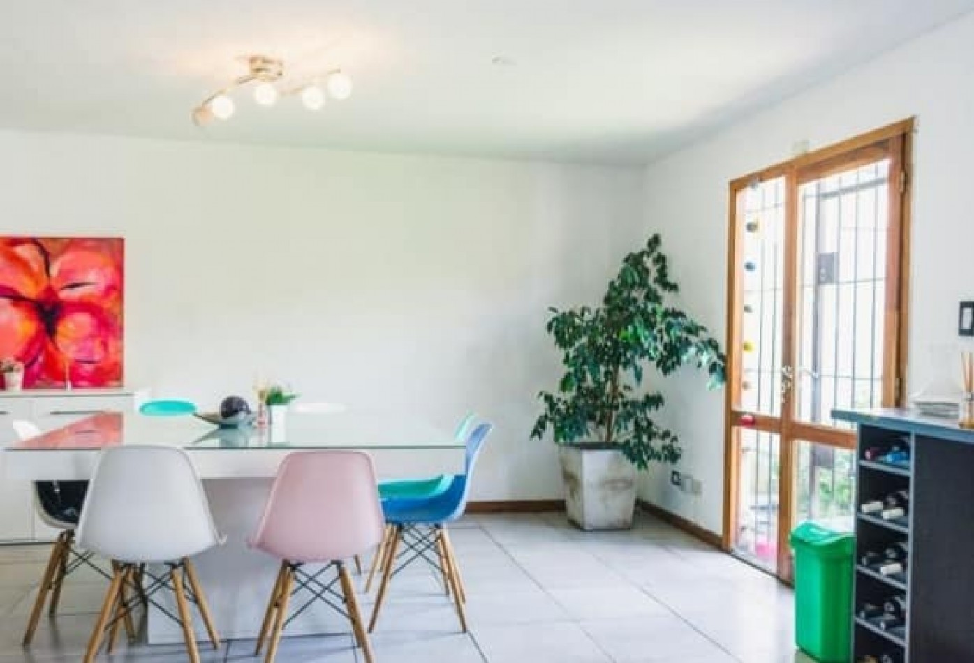 Duplex de 5 ambientes, 3 baños cochera, quincho semi cubierto, parque y garage. Z/Constitucion