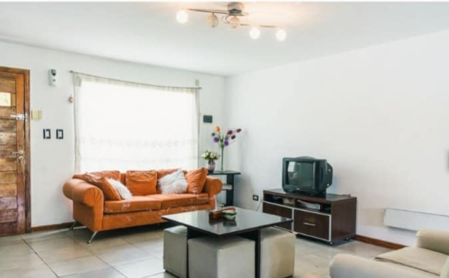 Duplex de 5 ambientes, 3 baños cochera, quincho semi cubierto, parque y garage. Z/Constitucion