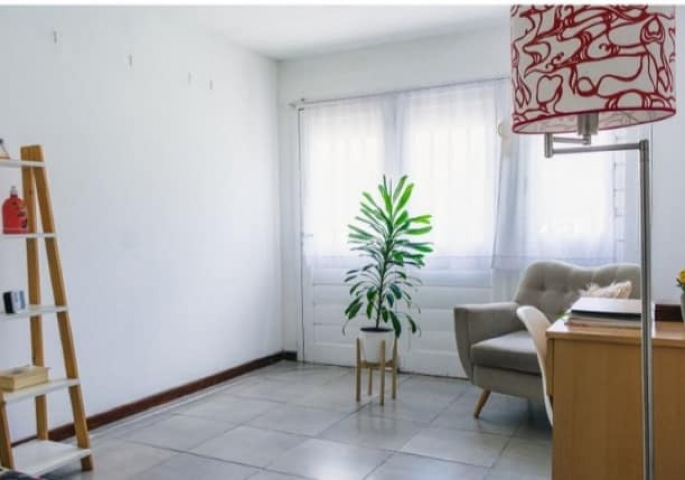 Duplex de 5 ambientes, 3 baños cochera, quincho semi cubierto, parque y garage. Z/Constitucion