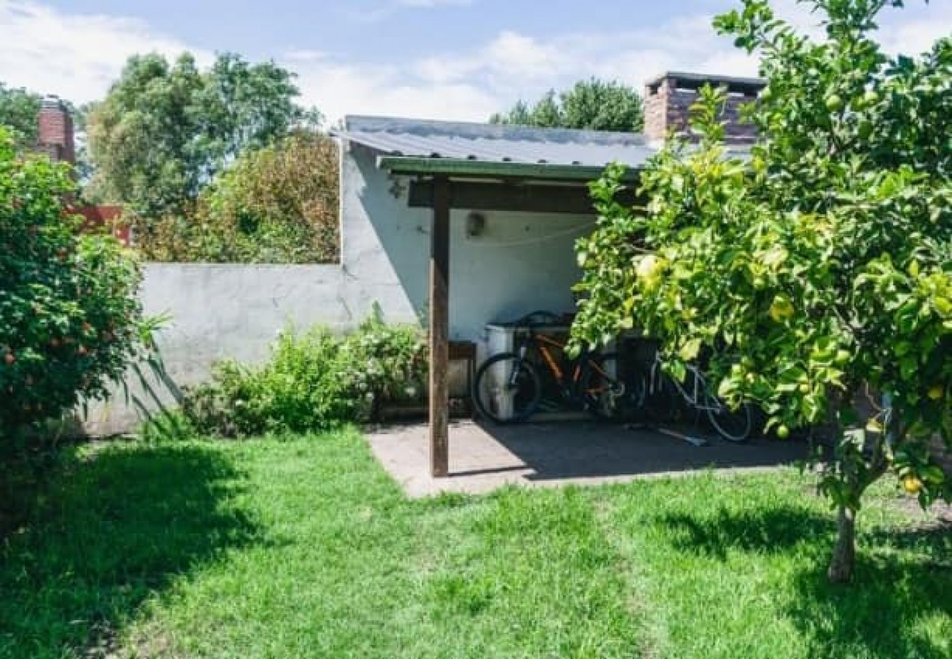 Duplex de 5 ambientes, 3 baños cochera, quincho semi cubierto, parque y garage. Z/Constitucion