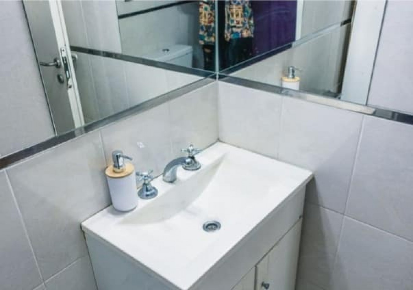 Duplex de 5 ambientes, 3 baños cochera, quincho semi cubierto, parque y garage. Z/Constitucion
