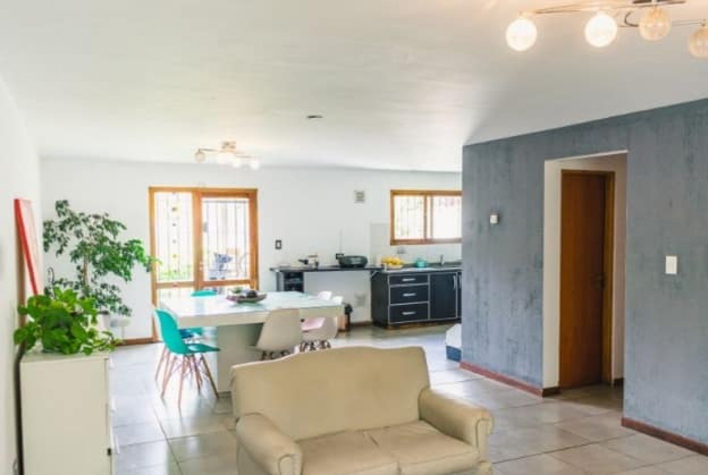 Duplex de 5 ambientes, 3 baños cochera, quincho semi cubierto, parque y garage. Z/Constitucion