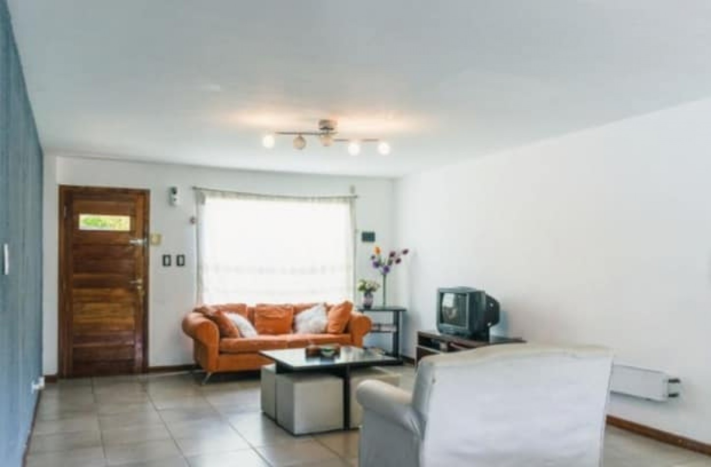 Duplex de 5 ambientes, 3 baños cochera, quincho semi cubierto, parque y garage. Z/Constitucion