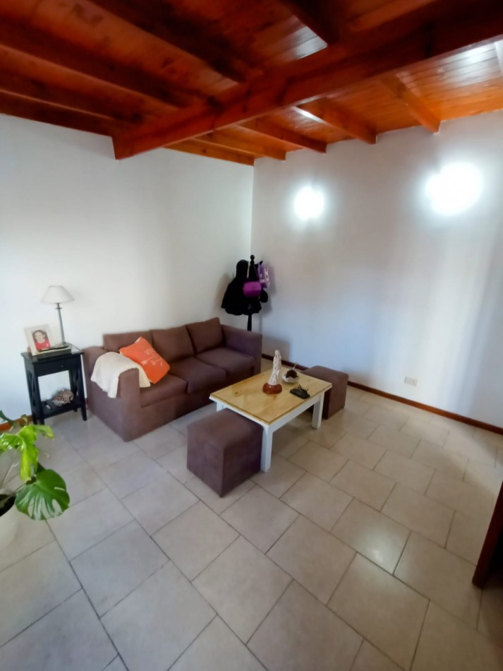 Chalet 4 ambientes con garage doble, playroom y amplio patio. Muy buen estado. Toma permuta.Z/San Carlos.