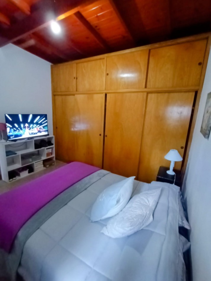 Chalet 4 ambientes con garage doble, playroom y amplio patio. Muy buen estado. Toma permuta.Z/San Carlos.