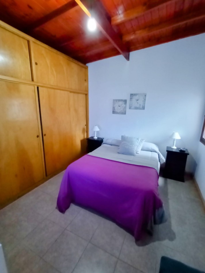 Chalet 4 ambientes con garage doble, playroom y amplio patio. Muy buen estado. Toma permuta.Z/San Carlos.