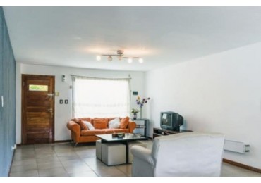 Duplex de 5 ambientes, 3 baños cochera, quincho semi cubierto, parque y garage. Z/Constitucion