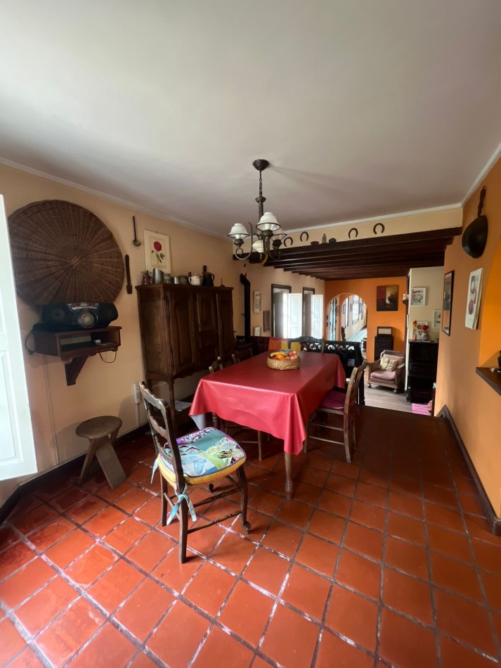 VENTA - CASA DE ESTILO - CINCO AMBIENTES - LA PERLA