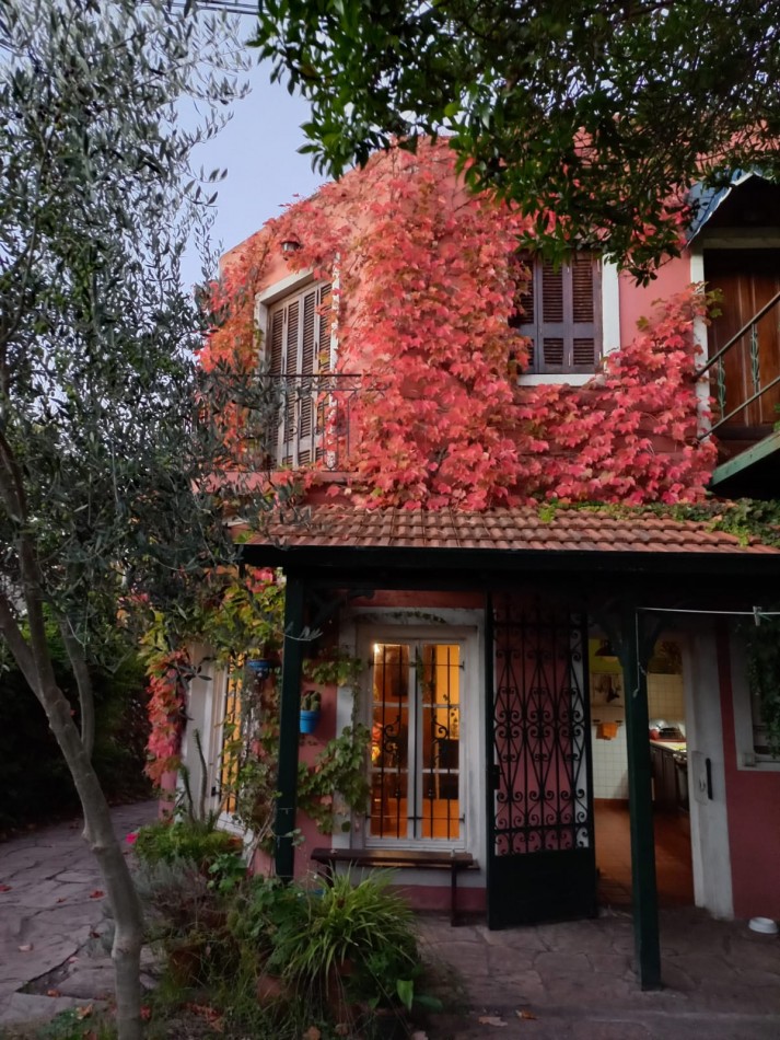 VENTA - CASA DE ESTILO - CINCO AMBIENTES - LA PERLA