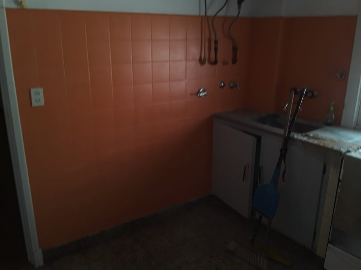 DEPARTAMENTO 2 AMB. AL CONTRA FRENTE SEGUNDO PISO POR ESCALERA.