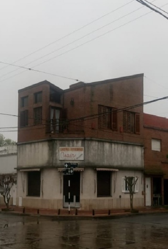 CASA EN PLANTA ALTA MAS LOCAL EN ESQUINA.