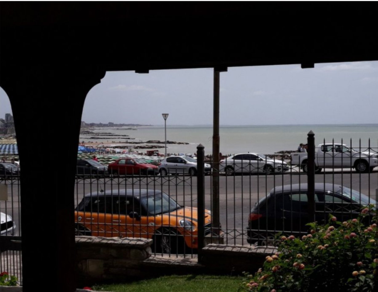 MAGNIFICO CHALET PARA EXIGENTES, FRENTE AL MAR. (LOTE EN PH)