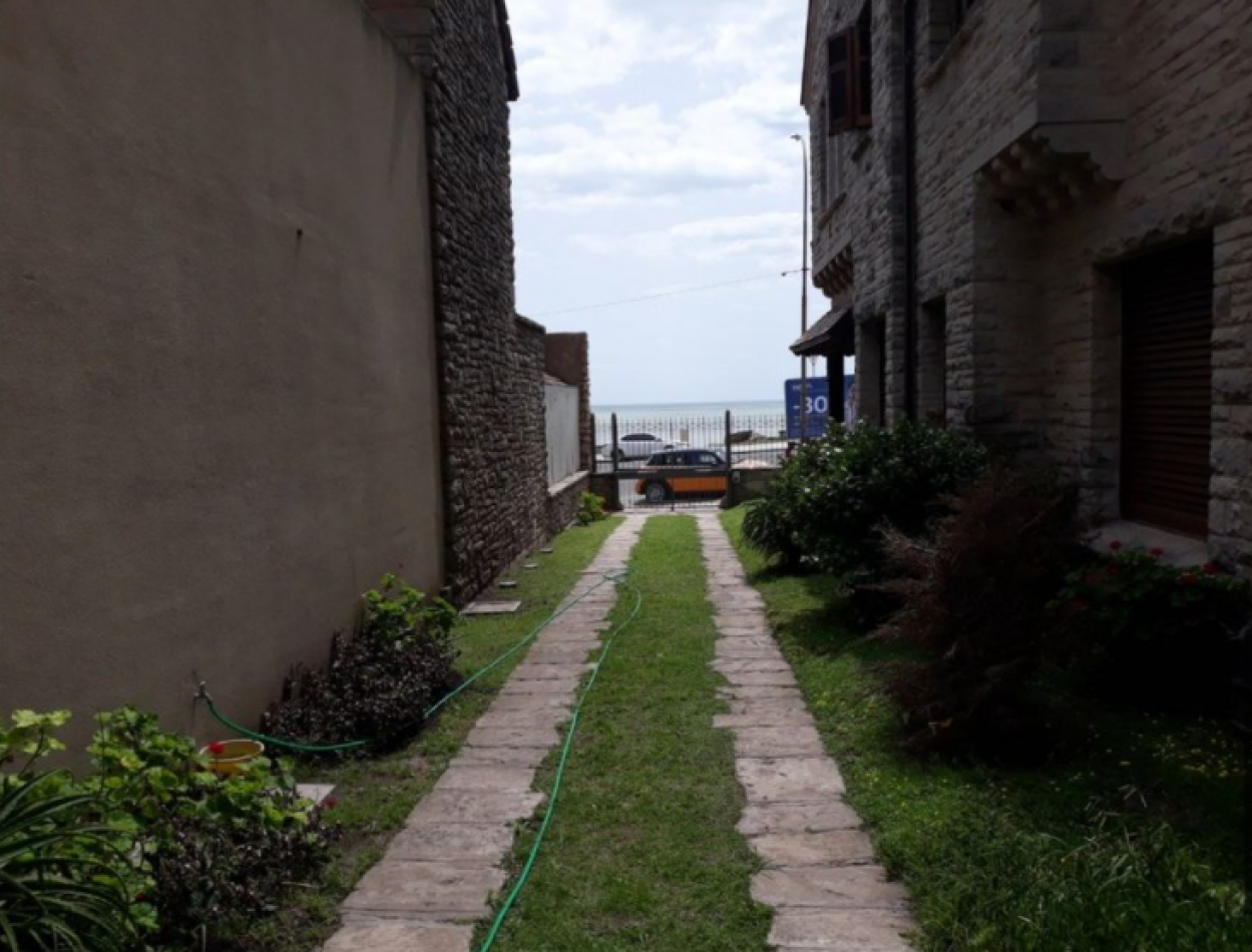 MAGNIFICO CHALET PARA EXIGENTES, FRENTE AL MAR. (LOTE EN PH)