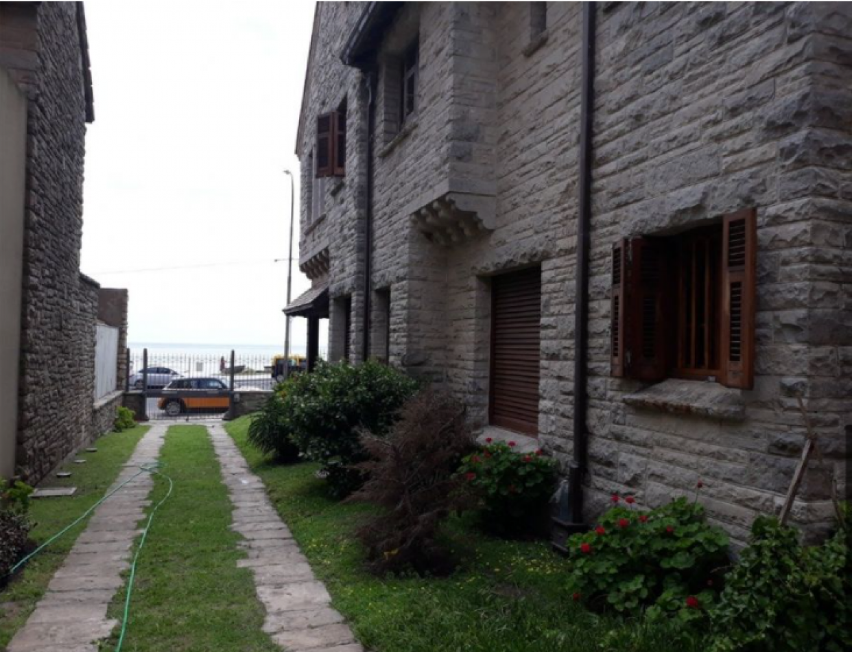 MAGNIFICO CHALET PARA EXIGENTES, FRENTE AL MAR. (LOTE EN PH)