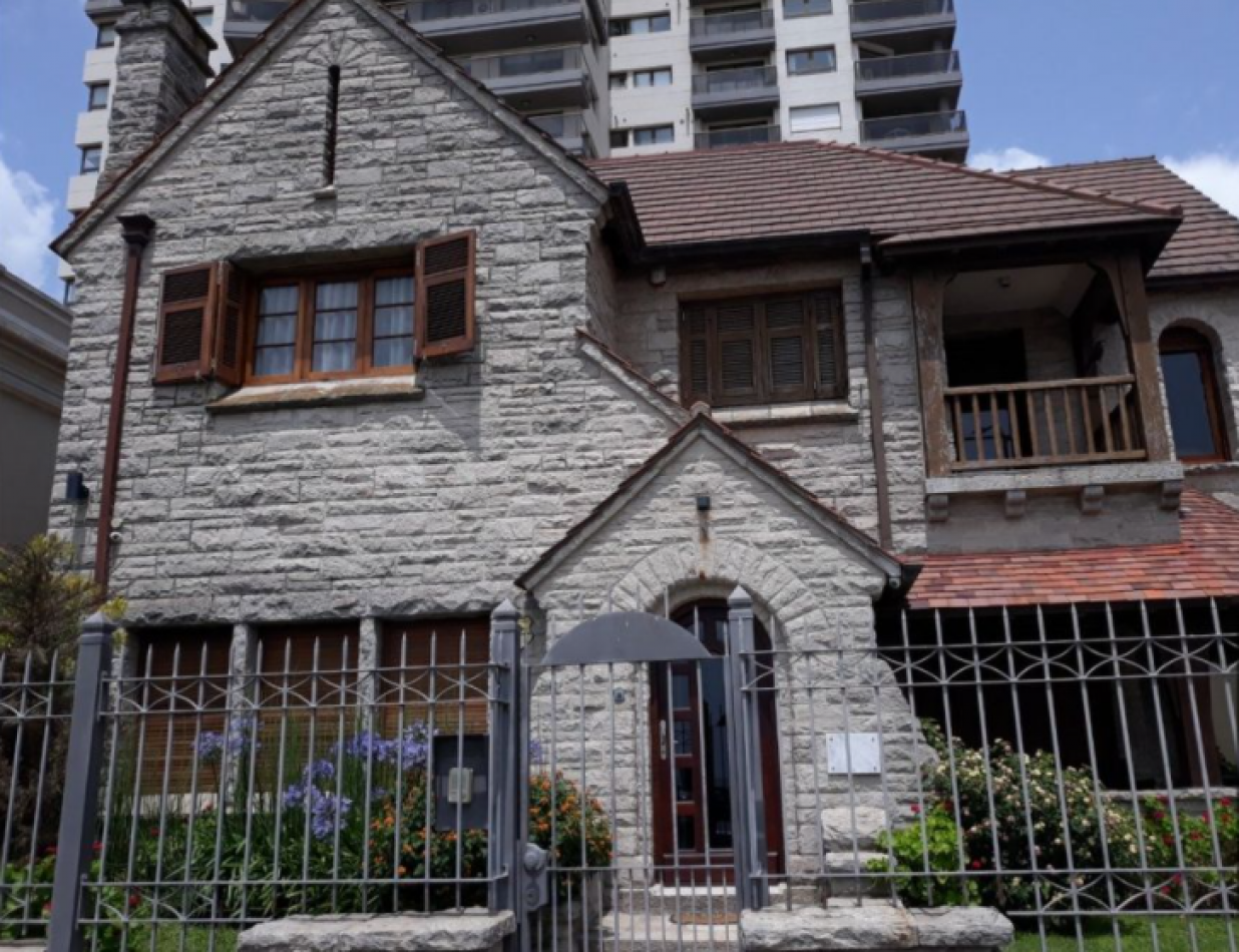MAGNIFICO CHALET PARA EXIGENTES, FRENTE AL MAR. (LOTE EN PH)