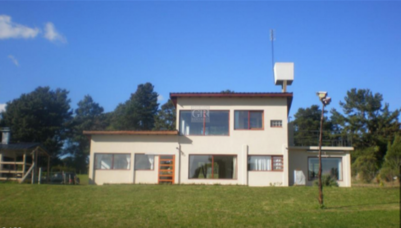 MODERNO CHALET SOBRE 4162 METROS DE LOTE. POSIBILIDAD DE 1 LOTE MAS.