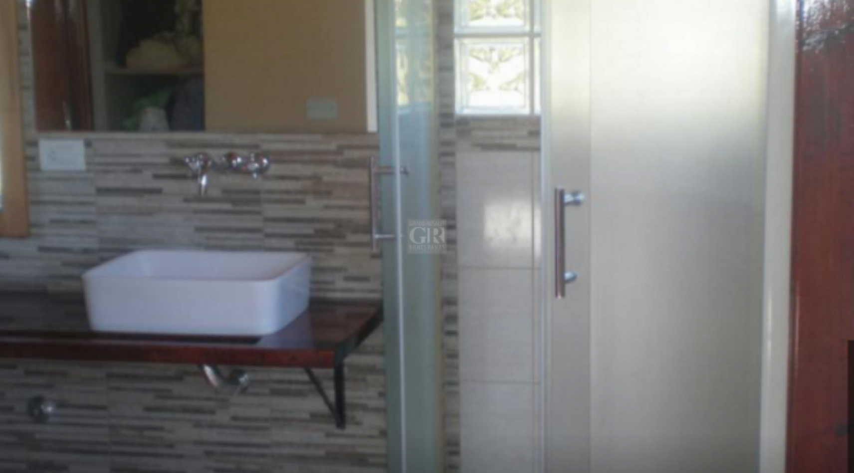 MODERNO CHALET SOBRE 4162 METROS DE LOTE. POSIBILIDAD DE 1 LOTE MAS.