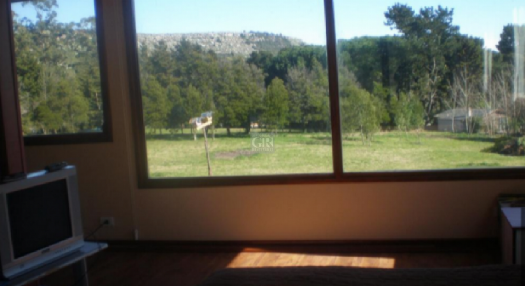 MODERNO CHALET SOBRE 4162 METROS DE LOTE. POSIBILIDAD DE 1 LOTE MAS.
