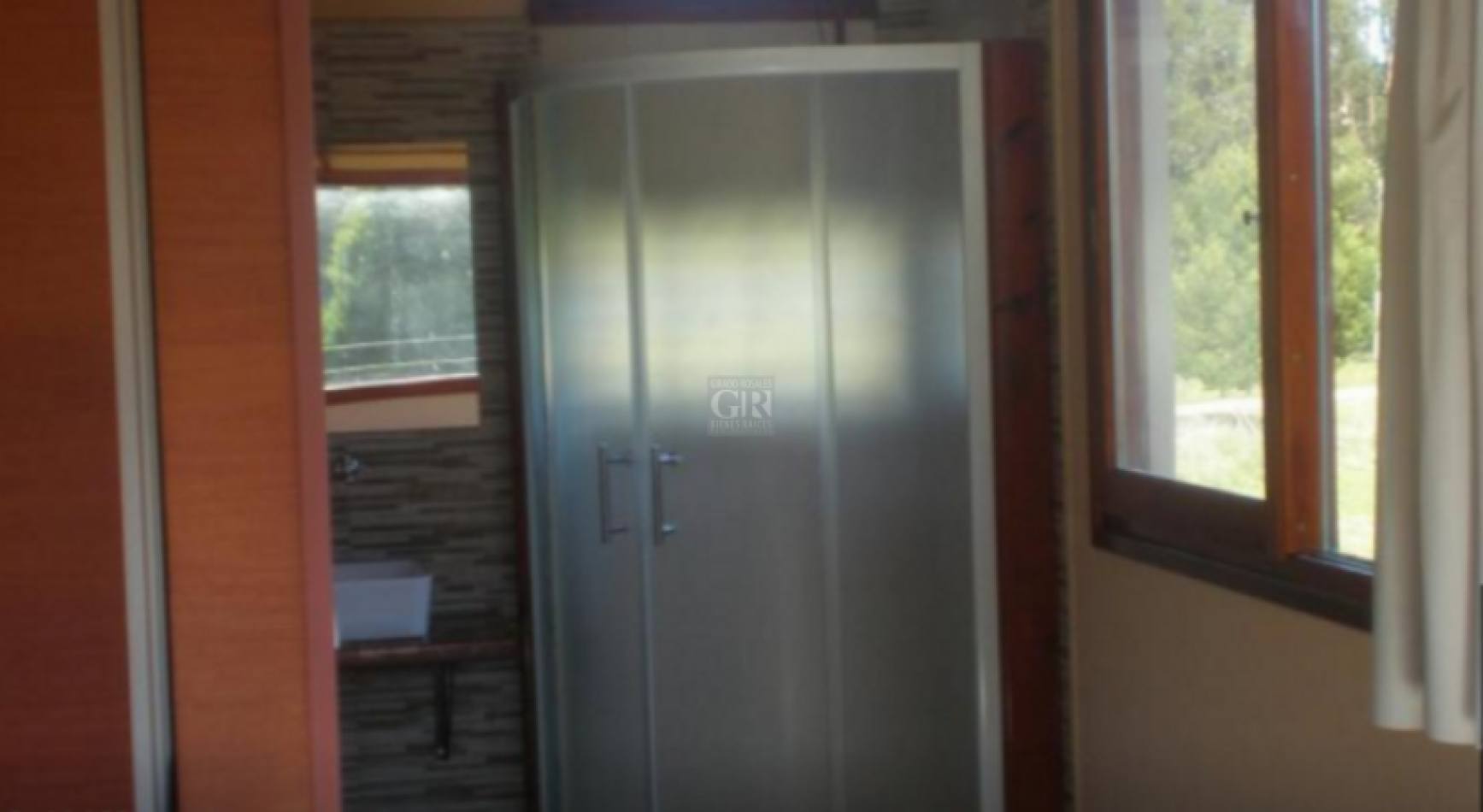 MODERNO CHALET SOBRE 4162 METROS DE LOTE. POSIBILIDAD DE 1 LOTE MAS.
