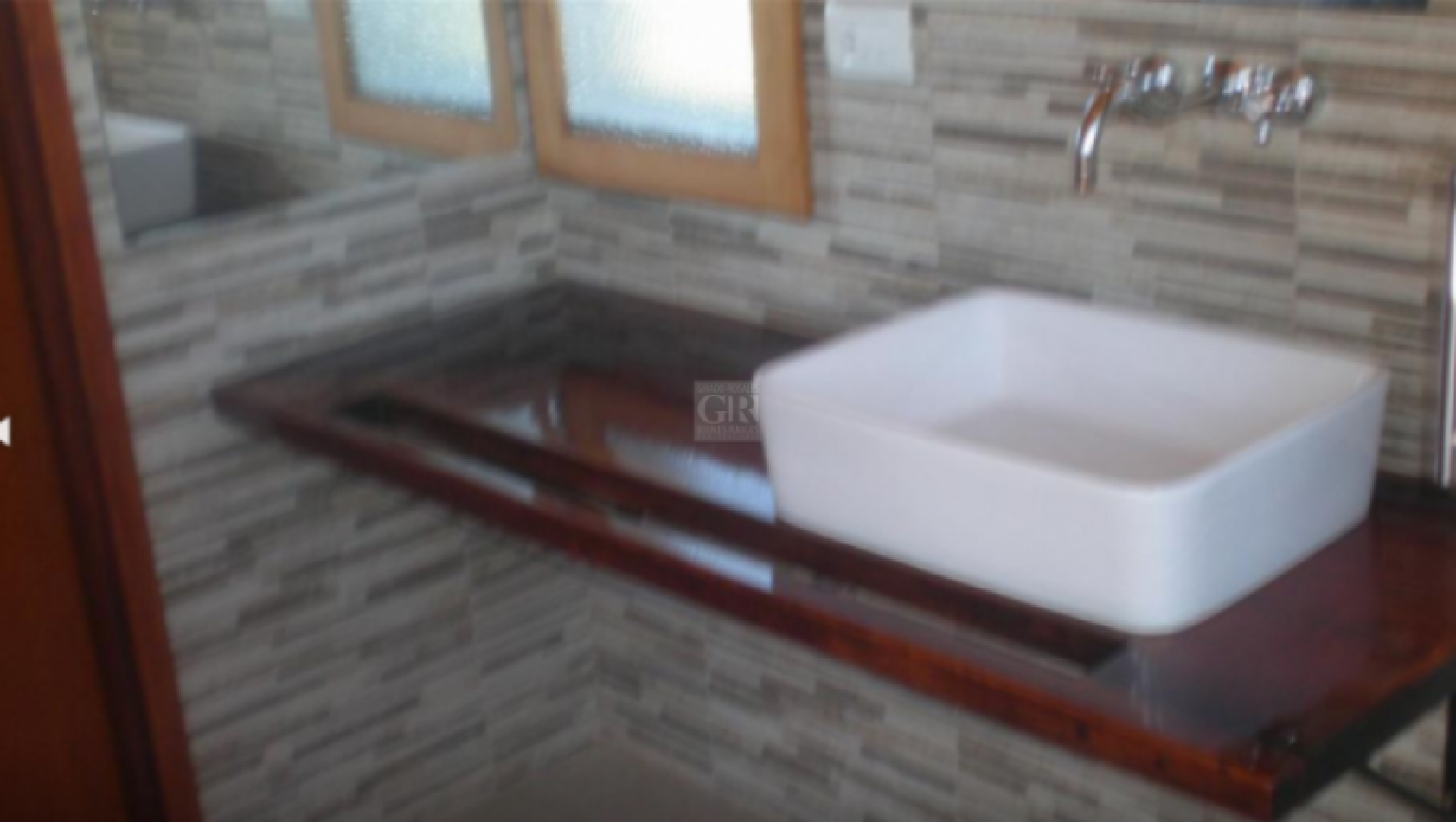 MODERNO CHALET SOBRE 4162 METROS DE LOTE. POSIBILIDAD DE 1 LOTE MAS.