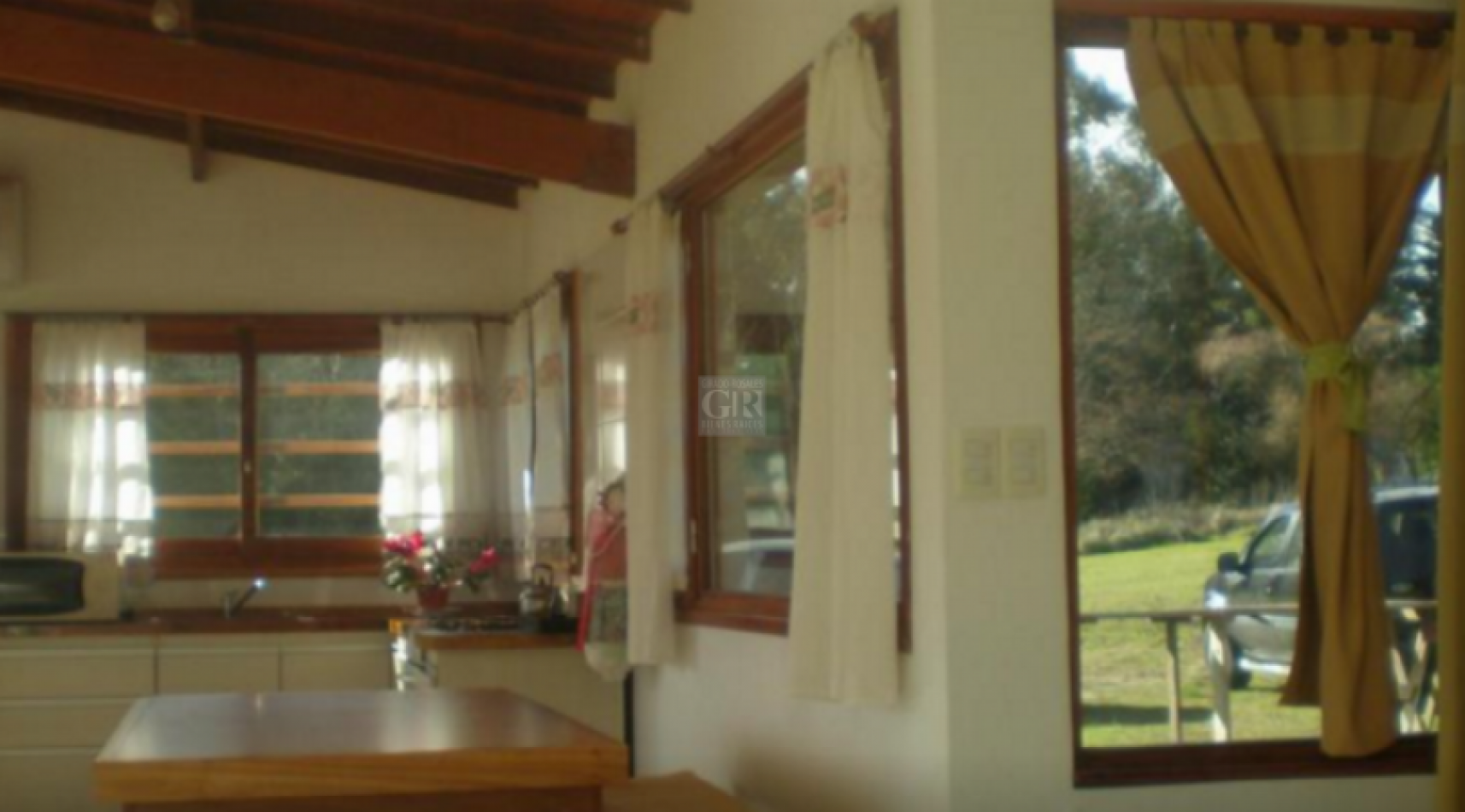 MODERNO CHALET SOBRE 4162 METROS DE LOTE. POSIBILIDAD DE 1 LOTE MAS.