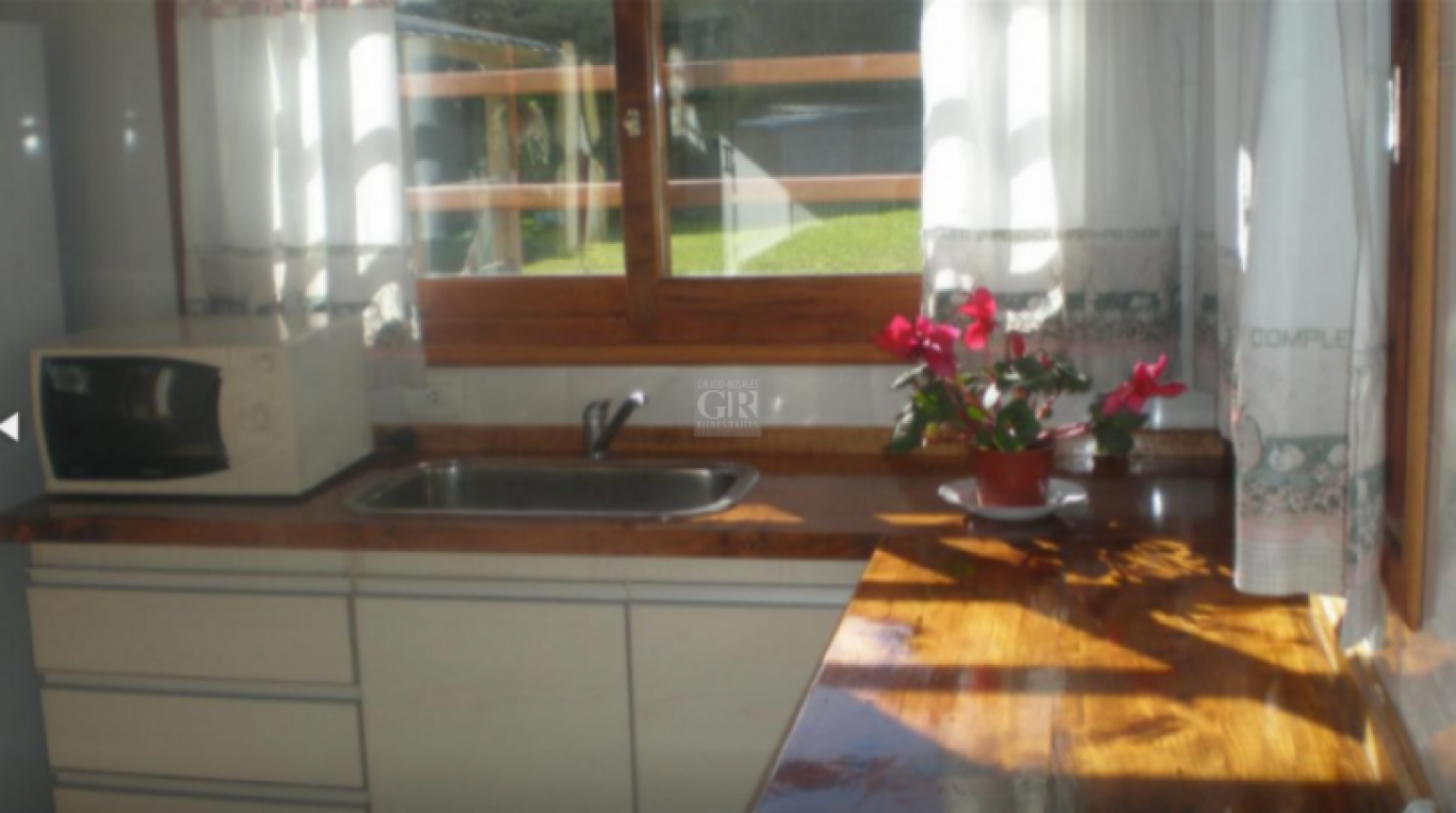 MODERNO CHALET SOBRE 4162 METROS DE LOTE. POSIBILIDAD DE 1 LOTE MAS.
