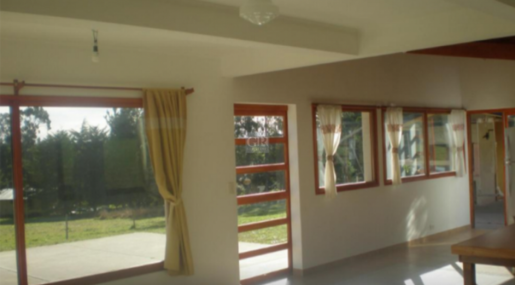 MODERNO CHALET SOBRE 4162 METROS DE LOTE. POSIBILIDAD DE 1 LOTE MAS.