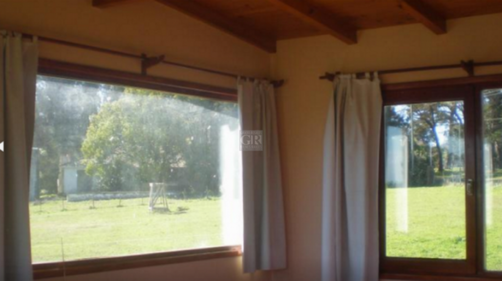 MODERNO CHALET SOBRE 4162 METROS DE LOTE. POSIBILIDAD DE 1 LOTE MAS.