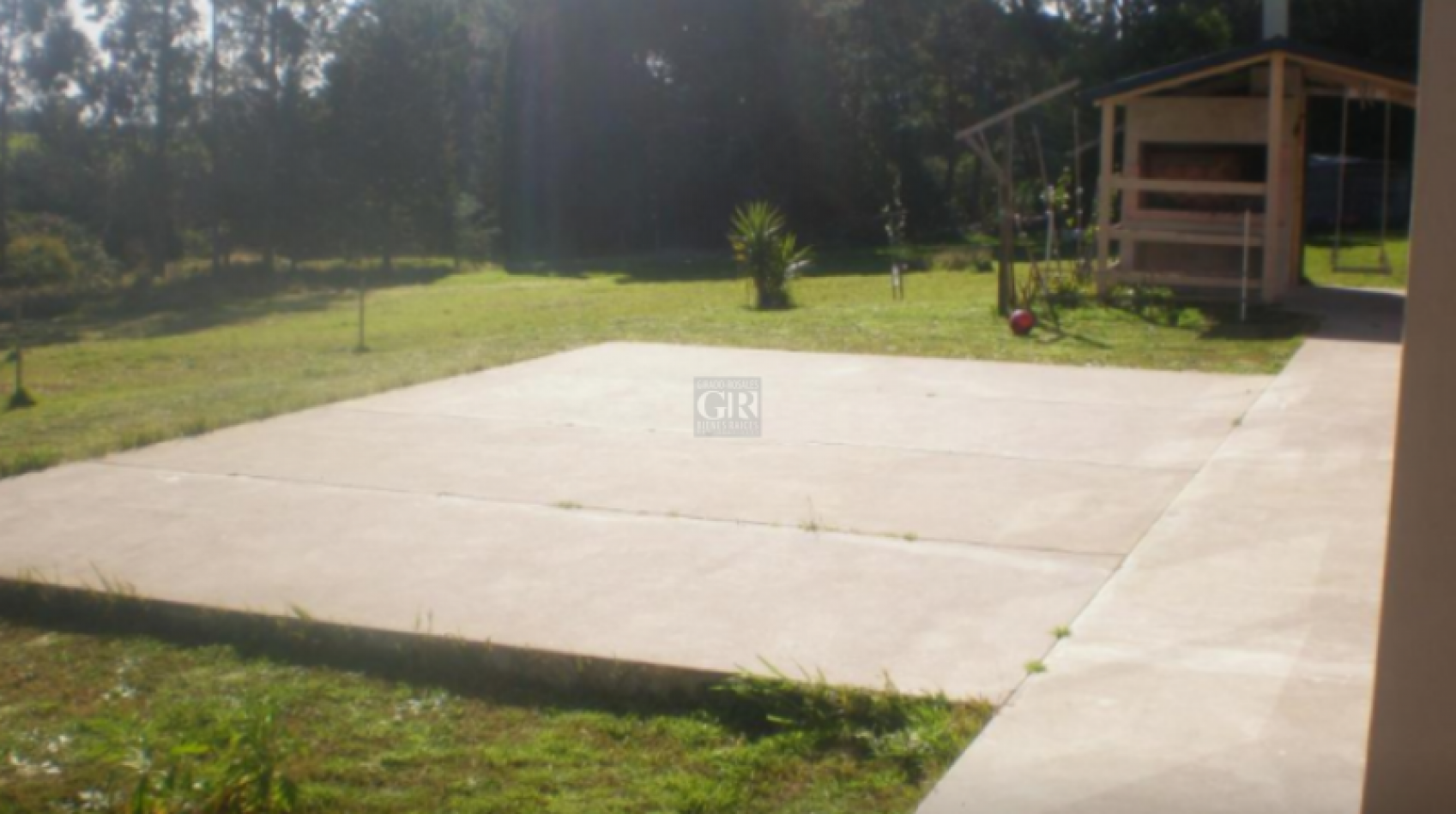 MODERNO CHALET SOBRE 4162 METROS DE LOTE. POSIBILIDAD DE 1 LOTE MAS.