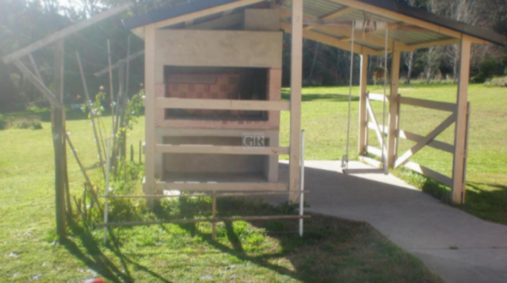 MODERNO CHALET SOBRE 4162 METROS DE LOTE. POSIBILIDAD DE 1 LOTE MAS.